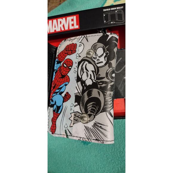 Marvel multicolor trifold chain wallet featuring Captain America The hulk - Picture 2 of 6